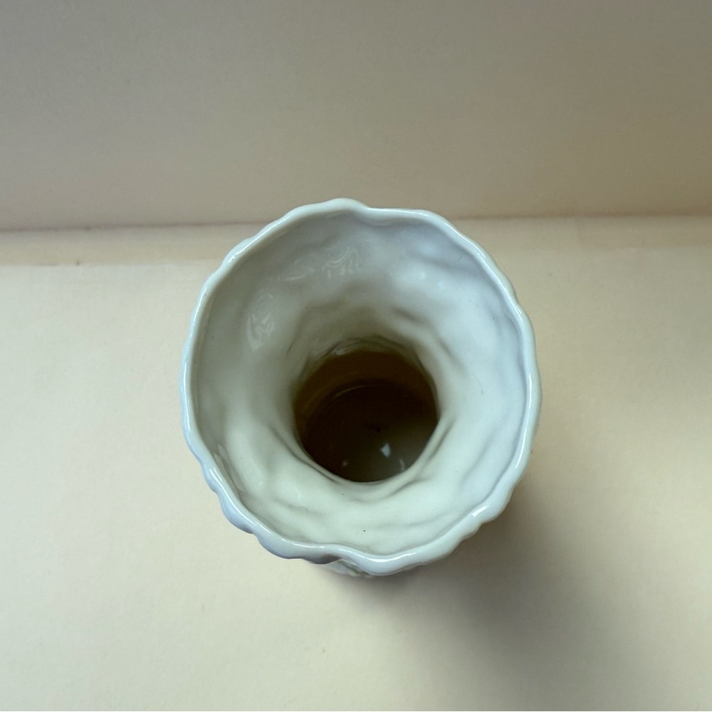 Belleek Classic Daisy Toy Spill Vase with Green Clover Design. - Picture 5 of 10